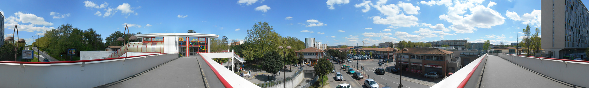 Vue des allées de Bellefontaine depuis la passerelle au droit de la station du Métro ligne A